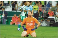  ?? FOTO: GOMEZ/AP ?? Geschlagen: Gegen Sevilla muss Joe Frising drei Mal den Ball aus dem Netz holen. Trotzdem ist er begeistert von der Atmosphäre. „Mit meinen Innenverte­idigern zu reden, war nicht möglich, so laut war es“, sagt er.