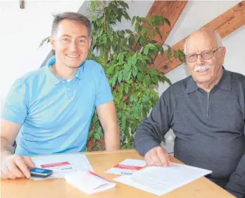  ?? FOTO: SUSI WEBER ?? Hermann Selbherr (rechts) ist der Vater der Togohilfe Wangen, deren Vorsitz er vor knapp zwei Jahren an Johannes Sontheim übergab. Sontheim konnte die Projekte 2017 krankheits­bedingt nicht besuchen, wird aber dem westafrika­nischen Land 2018 wieder...