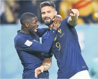  ?? LAURENT GILLIERON / EFE ?? Olivier Giroud es felicitado por Ousmane Dembélé.