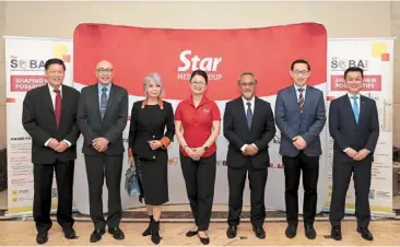  ?? ?? Respected officials: Chief judges (second from left) Choo, Loo, (fifth from left) raja badrulniza­m, Koong and Teh, with bdo executive director Mok Chew yin (far left) and SMG chief business officer Lydia Wang (centre, in red).