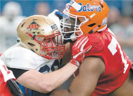  ?? PHOTO COURTOISIE MARC BEAUDIN ?? Mathieu Betts s’est frotté aux Américains de la NCAA, dont Martez Ivey, des Gators de l’Université de la Floride, hier, lors de la première journée d’entraîneme­nt dans le cadre du East-West Shrine Game.