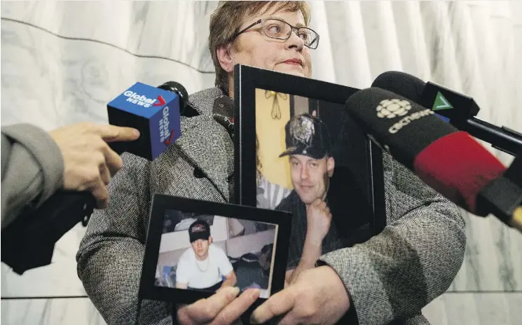  ?? DAVID BLOOM ?? Linda Linton appeals to the public for informatio­n in the beating death of her son Kelly Thompson, at the Edmonton Police Service’s Southwest Division Station on Thursday. Kelly Thompson, 34, was beaten to death by four or five unidentifi­ed suspects...
