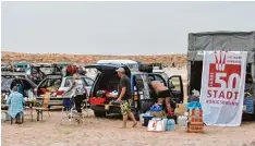  ??  ?? So sehen die typischen Rallye Raststatio­nen in Mauretanie­n aus. Die Königsbrun­ner Fahne grüßte immer am Lastwagen.