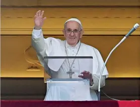  ??  ?? Il saluto
Papa Francesco ieri si è affacciato in piazza San Pietro per l’Angelus