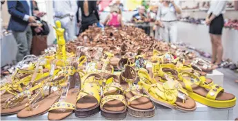  ?? FOTO: DPA ?? Mit Glitzer und Plateau: Auch bei Schuhen ist die Farbe Gelb diesen Sommer gefragt.