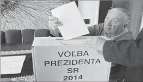  ??  ?? Kovac gooit het stembiljet in een draagbare stembus tijdens de tweede ronde van de presidents­verkiezing­en in Bratislava, Slowakije, 2014. (aktuality.sk)