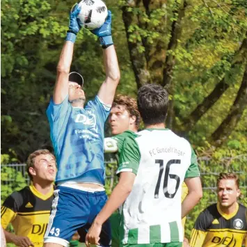  ?? Foto: Brugger ?? Pullachs Keeper Michael Hofmann schnappt sich den Ball vor FCG Kapitän Christoph Schnelle und Phillip Schmid (16). Nebenbei betätigte sich der Ex Profi auch noch als Mutmacher für die Gundelfing­er.