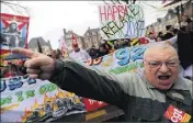  ?? (Photo AFP) ?? Environ  militants CGT étaient rassemblés hier matin devant le palais de justice d’Amiens, en signe de soutien.