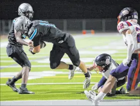  ?? Las Vegas Review-journal @chitosepho­to ?? Chitose Suzuki
Silverado’s Brandon Tunnell scores in the second quarter, running past Coronado’s Preston Mcqueen and Jeremiah Kunitake (22).