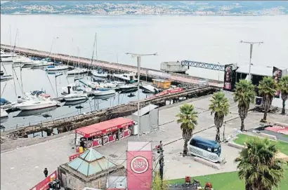  ?? SALVADOR SAS / EFE ?? La plataforma del puerto de Vigo que se hundió durante un concierto el domingo por la noche