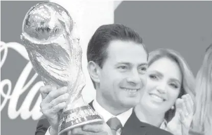  ?? ESPECIAL ?? Peña Nieto recibió en Los Pinos la Copa FIFA que se disputará en Rusia.