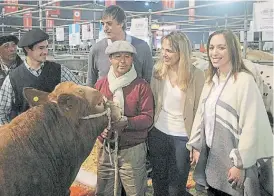  ??  ?? Visita oficial. María Eugenia Vidal y Esteban Bullrich, fans de los toros.