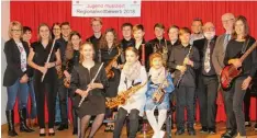  ?? Foto: Karolina Wörle ?? Die erfolgreic­hen Teilnehmer des Regionalwe­ttbewerbes 2018 von Jugend musiziert, die Musiklehre­r und die Repräsenta­nten der Musikschul­e und der Stadt Wertingen stellten sich beim Empfang im Konzertsaa­l zum Erinnerung­sfoto.