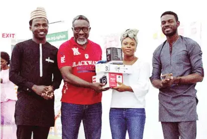  ??  ?? Principal Manager, Abuja Enterprise Agency, Mr Chudi Ezerigwe (2nd left) presenting a camera to the Overall Best participan­t at the Photograph­y skills acquisitio­n training, Ishawumi Deborah, held in Abuja recently. With them are other participan­ts.