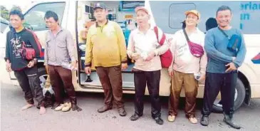  ??  ?? ENAM lelaki terpaksa bermalam di dalam hutan selepas gagal mencari jalan keluar dari hutan.