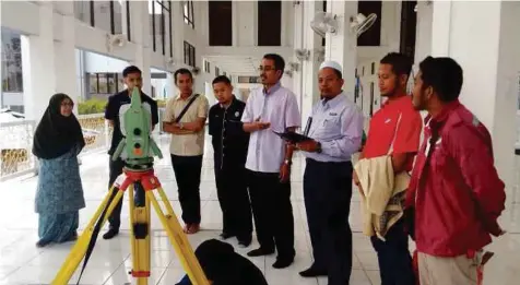 ??  ?? A field test of InnoQibla being conducted by officers from the state religious department­s of Kelantan, Pahang and Terengganu at Masjid Sultan Ismail Petra in Kota Baru recently.