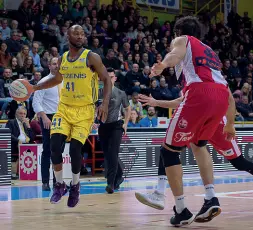  ??  ?? Basket La Scaligera di Andrea Diana è già pronta per la volata decisiva