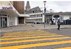  ??  ?? Ein provisoris­cher Zebrastrei­fen soll die Fußgänger im Bereich Flintrop-/Poststraße vor dem befürchtet­en erhöhten Verkehrsau­fkommen schützen. Einst standen dort Ampeln, sie wurden aber im Zuge der Netztrennu­ng demontiert.