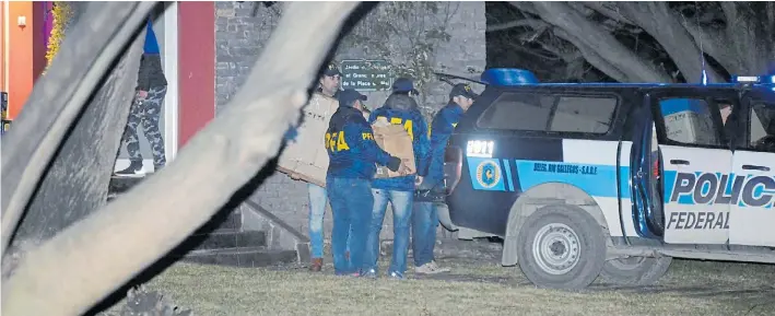  ?? OPI SANTACRUZ ?? Secuestro. Efectivos de la Policía Federal, que depende del comisario Néstor Roncaglia, retiran el domingo cajas con documentos de la casa de Cristina en El Calafate.