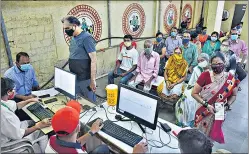  ?? PRAFUL GANGURDE/HT ?? People above the age of 45 wait to get vaccinated in Mumbai on Monday.