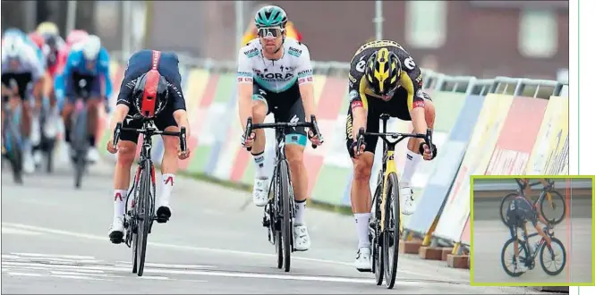  ??  ?? Pidcock (izquierda) y Van Aert (derecha) esprintan ante la mirada de Schachmann (centro). La foto finish (parte inferior derecha) dicta que la rueda de arriba (Van Aert) entra antes.