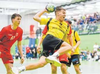  ?? FOTO: VOLKER STROHMAIER ?? Der Titelverte­idiger HSC Coburg (am Ball) zählt auch beim 24. Ibot zu den Favoriten bei der männlichen A-Jugend. Insgesamt sind 84 Mannschaft­en aus fünf Nationen in drei verschiede­nen Altersklas­sen in Biberach am Start.