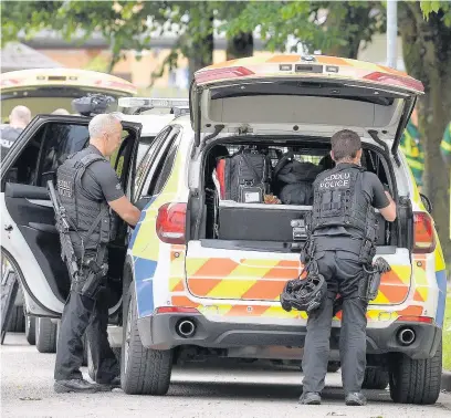  ?? Chris Tinsley/Athena Pictures ?? > Emergency services in action as a police siege followed two attempted armed robberies in Newport yesterday