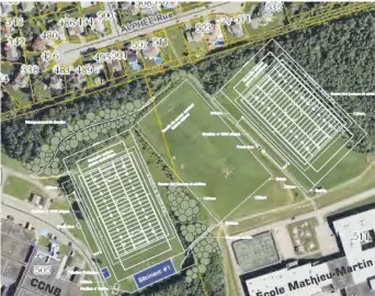  ??  ?? Cette vue aérienne montre le secteur où serait construit les trois terrains de soccer, près du CCNB de Dieppe et de l’école Mathieu-Martin. - Gracieuset­é