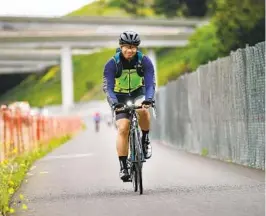  ?? K.C. ALFRED U-T ?? Yi Chang monta en un carril para bicicletas en Bike to Work Day en 2019. El evento cambió de nombre porque ahora mucha gente trabaja desde casa.