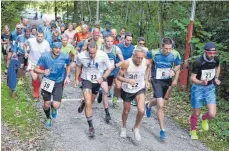  ?? FOTO: MICHAEL RITTER ?? Und los geht’s: Die Läufer nehmen die Zehn-Kilometer-Strecke beim Burrenwald­lauf in Angriff.