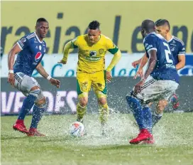  ?? FOTO CARLOS VELÁSQUEZ ?? A pesar de la lluvia y el estado del campo, los locales no desfalleci­eron hasta derrotar al campeón (2-1).