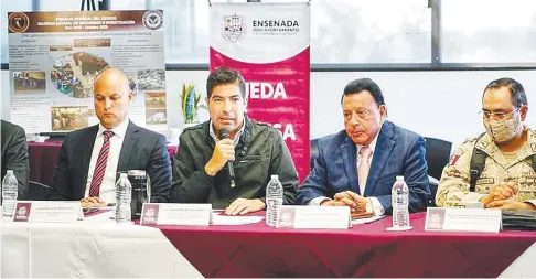  ??  ?? • El alcalde Armando Ayala y el Fiscal General del Estado, Guillermo Ruiz, presidiero­n acto con otras corporacio­nes.