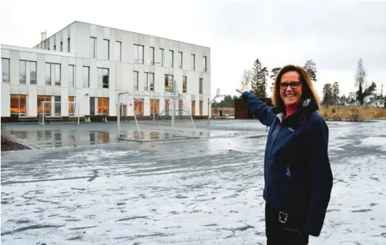  ?? ARKIVFOTO: IRENE HEGGE GUTTORMSEN ?? UANSVARLIG: Tidligere rektor ved Stuenes skole, Wenche J. Liberg, slo for kort tid siden til lyd for at det er forkasteli­g at Stuenes har mange tomme klasserom når det nå foreslås å kutte i skolesekto­ren.