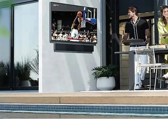  ??  ?? Aspecto del nuevo televisor ‘The Terrace’ en un espacio al aire libre.