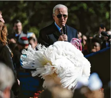  ?? Foto: Carolyn Kaster, AP, dpa ?? US-Präsident Joe Biden bei der traditione­llen „Truthahn-Begnadigun­g“.