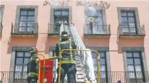  ??  ?? En las actividade­s en Puebla participar­on equipos de emergencia, incluidos bomberos.