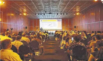  ?? ?? Dr. Joaquín Fernández, durante su presentaci­ón en el Congreso Panamerica­no de Oftalmolog­ía