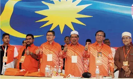  ??  ?? All set: Mohamad (third right) with (from left) deputy secretary-general Abang Ahmad Kerdee Abang Masagus, Dr Mujahid, deputy president Salahuddin Ayub, secretary-general Mohd Anuar Mohd Tahir and general adviser Ustaz Ahmad Awang showing the thumbs-up...