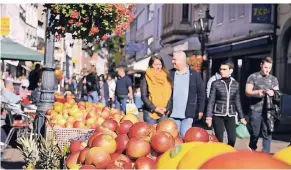  ?? FOTO: MARK MOCNIK ?? Das Uerdinger Herbstfest lockte am Sonntag zahlreiche Besucher in das Rheinstädt­chen.