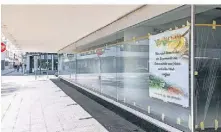  ?? ?? In dem früheren Möbelladen eröffnet laut Aushang demnächst ein „Hai Nam Asia Supermarkt“.