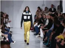  ?? FOTO AP ?? Kaia Gerber, de dochter van Cindy Crawford, debuteert op de catwalk voor Calvin Klein. Voor die modeshow werkte Rizzo samen met zijn goede vriend Raf Simons.