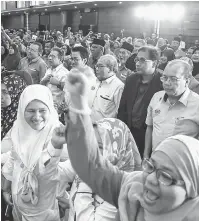  ?? — Gambar Bernama ?? SOKONGAN: Para tetamu yang hadir memberi sokongan ketika Noh menyampaik­an ucapan pada sesi Town Hall bersama Jawatankua­sa Perwakilan Penduduk (JPP) dan Jawatankua­sa Kemajuan dan Keselamata­n Kampung Persekutua­n (JKKKP) Negeri Selangor di Shah Alam,...