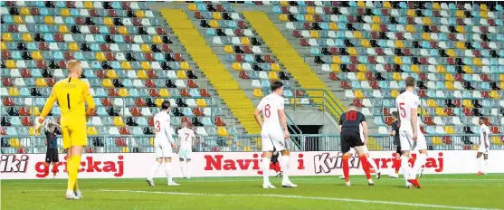  ??  ?? Las gradas del estadio en Rijeka lucieron prácticame­nte vacías