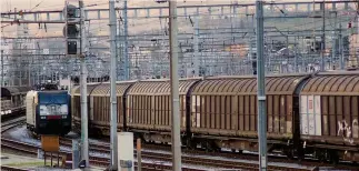  ??  ?? Trasporto merci.
Il trasporto ferroviari­o è la modalità scelta dalla Ue per il prossimo Piano dei trasporti. Il treno è considerat­o il mezzo meno inquinante
ADOBESTOCK