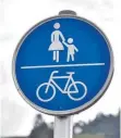  ?? FOTO: CAROLINE MITTERMEIE­R ?? Auf einem gemeinsame­n Rad- und Gehweg müssen Fußgänger und Radler aufeinande­r Rücksicht nehmen.