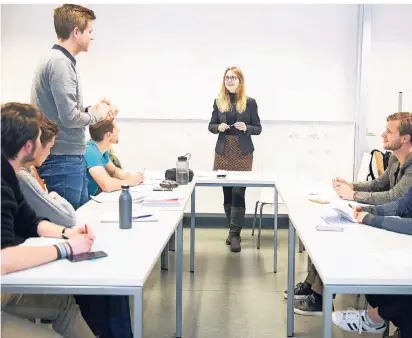  ?? FOTO: DPA ?? Jeden Dienstag trifft sich der Debattierc­lub der Berliner Hochschule­n an der Humboldt-Universitä­t. Als Vorstandsm­itglied unterstütz­t Ilze Zilmane (Mitte) andere Studierend­e dabei, die richtigen Worte zu finden.