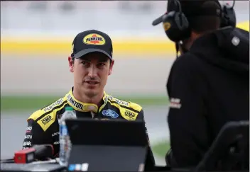  ?? MEG OLIPHANT — GETTY IMAGES ?? Joey Logano talks with a crew member during qualifying for the NASCAR Cup Series Pennzoil 400at Las Vegas Motor Speedway on Saturday in Las Vegas.