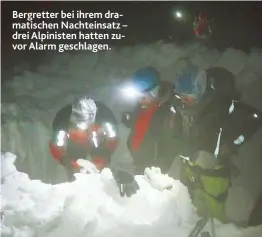  ??  ?? Bergretter bei ihrem dramatisch­en Nachteinsa­tz – drei Alpinisten hatten zuvor Alarm geschlagen.
