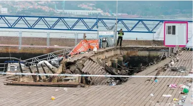  ?? PHOTO AFP ?? Selon les témoignage­s, la plateforme, située au bord du port de Vigo, a cédé durant la première chanson du rappeur Rels B, qui avait demandé au public de sauter.