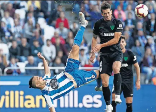  ??  ?? LA CHILENA DE LA DISCORDIA. Quique González se eleva para golpear el balón, no ve a Luis Hernández e impacta con el defensa.